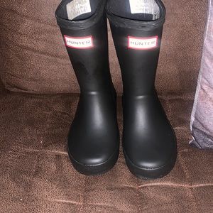 AUTHENTIC KIDS FIRST CLASSIC BLACK LEATHER HUNTER BOOTS.COMES WITH ORIGINAL BOX
